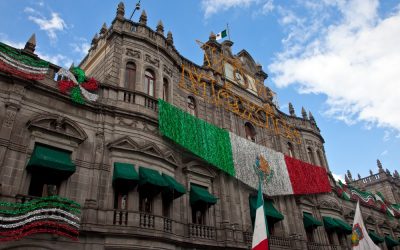 Fachada con bandera mexicana en el Zócalo de puebla